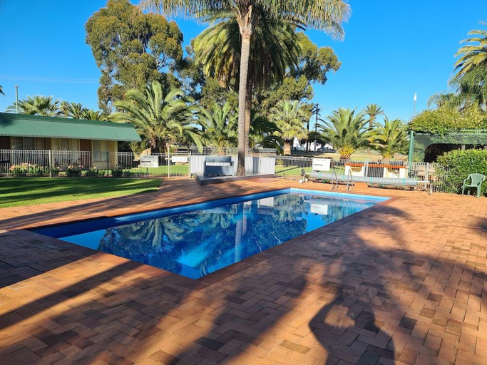 Sport & Beauty 5, Motel Riverina, Leeton