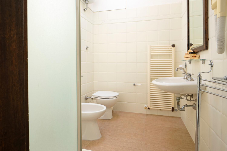 Bathroom 4, Tenuta di Corbara, Terni