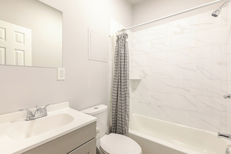 Bathroom 3, Chic & Cozy Philly Stay in City Center, Philadelphia