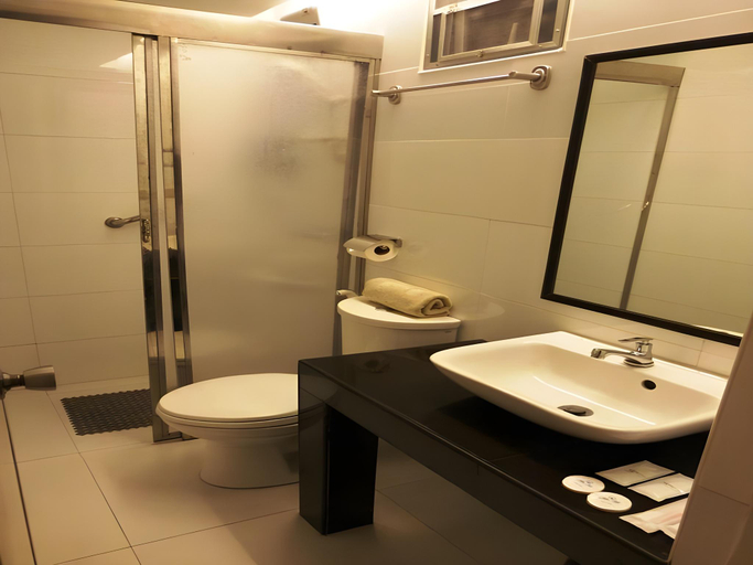 Bathroom 4, Silver Oaks Hotel and Suite, Manila City