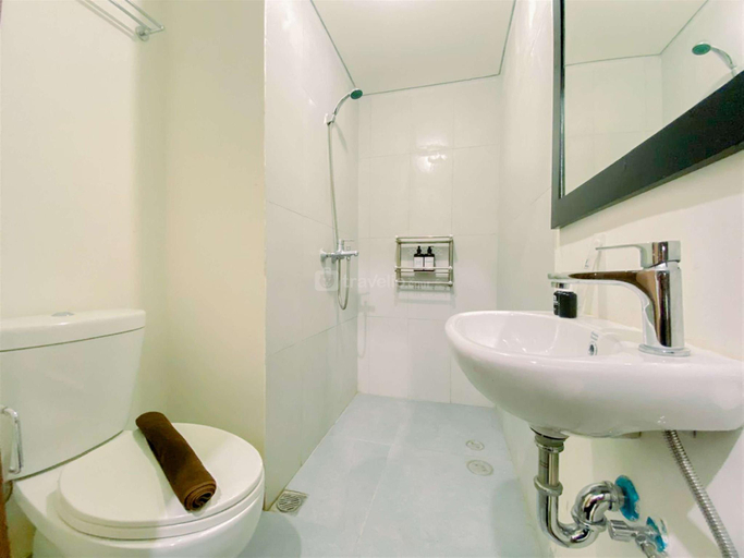 Bathroom 5, Warm Homey Studio at Royal Sentul Park By Travelio, Bogor