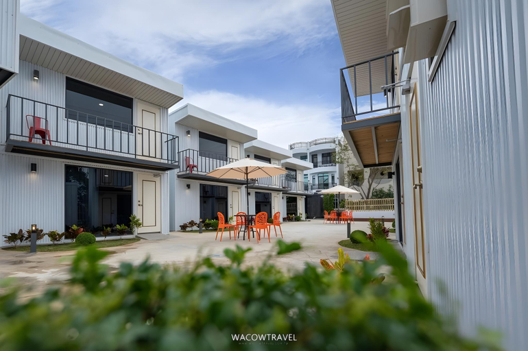 Exterior & Views
