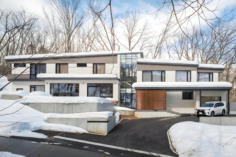 Exterior & Views