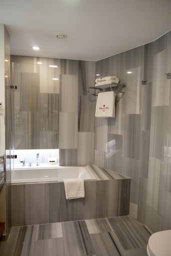 Bathroom 5, Ramada Plaza by Wyndham Trabzon, Merkez