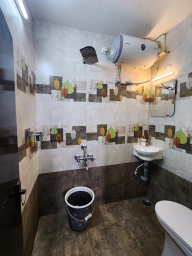 Bathroom 4, Cloud & Mist Inn, The Nilgiris