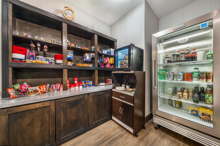 Food & Drinks 4, Garner Hotel Liberal North by IHG, Seward