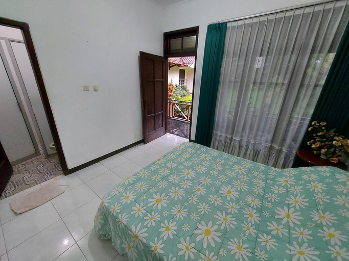 Bedroom 5, Villa Kusuma 14 – 8BR, Garden & Karaoke in Batu, Malang