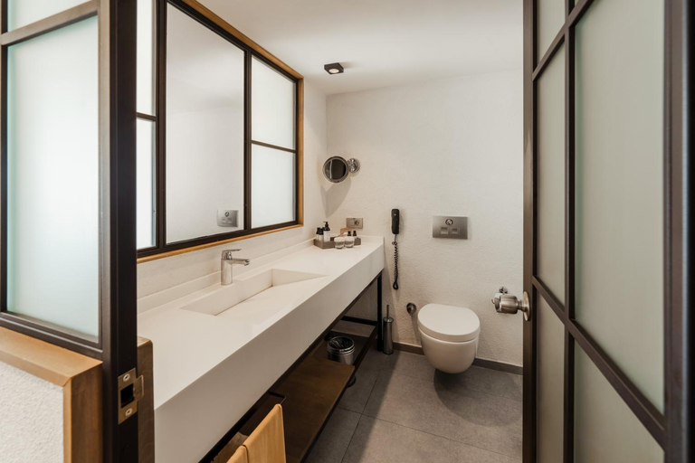 Bathroom 2, Club Marvy, Menderes