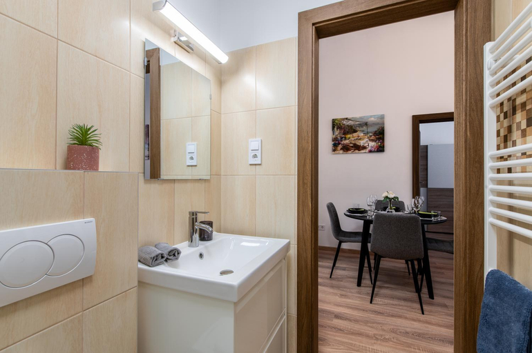 Bathroom 2, Kiraly Apartment, Budapesti