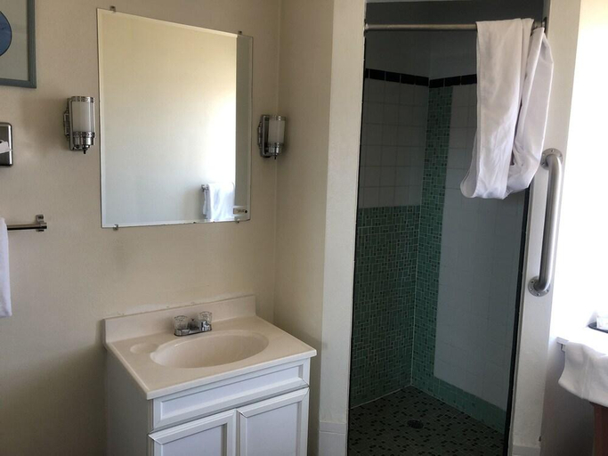 Bathroom, Lighthouse Inn, Lane