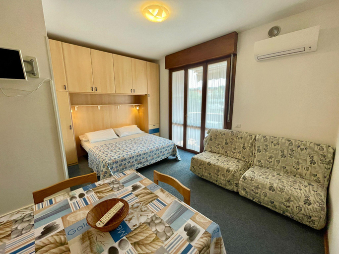 Bedroom 2, Studio with terrace for 4 people - swimming pool near the beach, Venezia