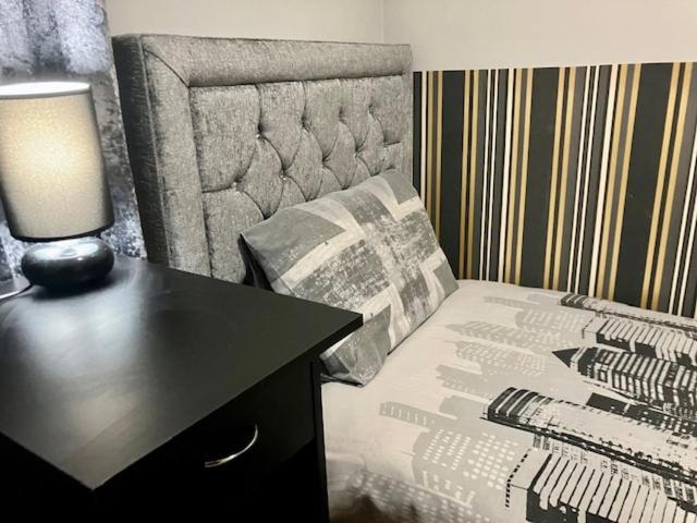 Others 2, Comfy rooms. Shared East London Homestay., London