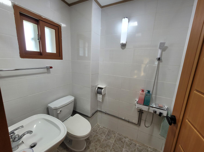 Bathroom 5, Aewol Yeonhwachon Pension, Jeju