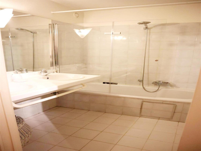 Bathroom 2, Apartment in Nieuwpoort by Scenic Beaches, West-Vlaanderen
