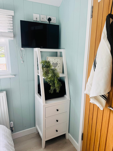 Bedroom 3, Bay View shepherds hut with hot tub, Gwynedd