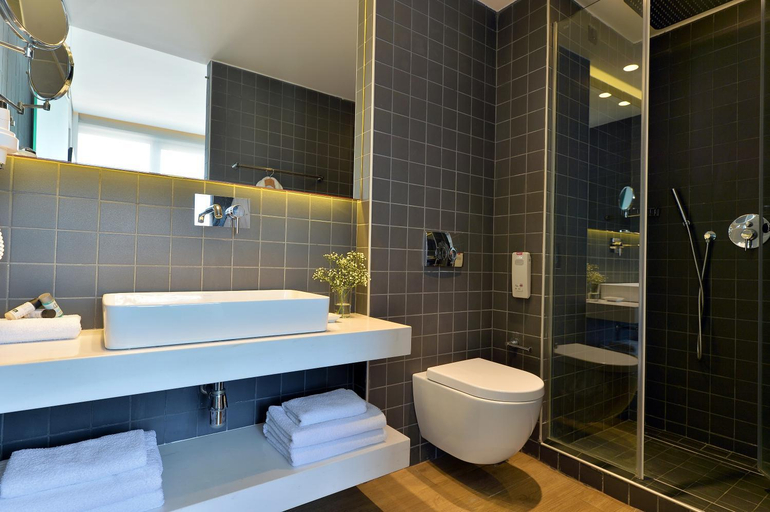 Bathroom 3, K29, Attica