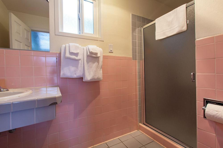 Bathroom 4, Uptown Inn, Clallam