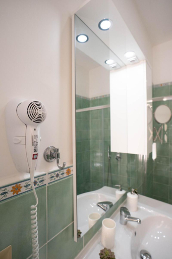 Bathroom 5, Alma Adry, Napoli
