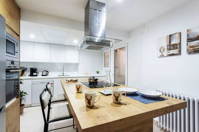 Private kitchen 2, Fabulous 3 Bd Apartment Great Location. Puerta Real, Granada