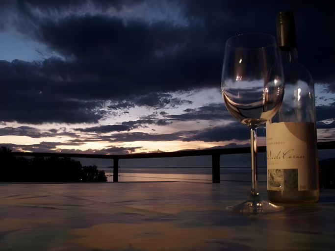 Food & Drinks, Larus Waterfront Cottage, Tasman