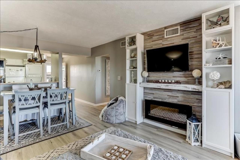 4, This beautiful condominium has it all! Corner Unit! Dog Friendly!, Nassau