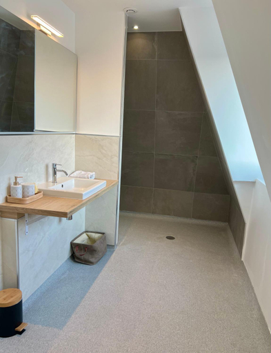 Bathroom 2, Les Appartements de l'Hippodrome, Nord