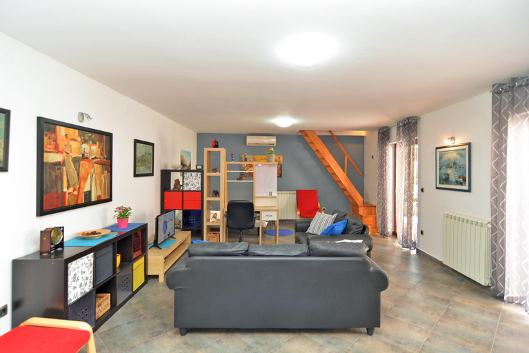 Others 5, Apartment 295, Pula