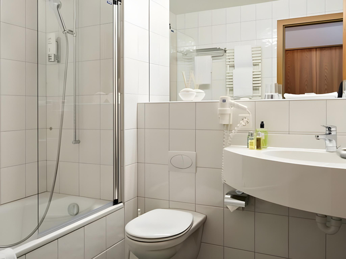 Bathroom 5, Allegra, Maloja
