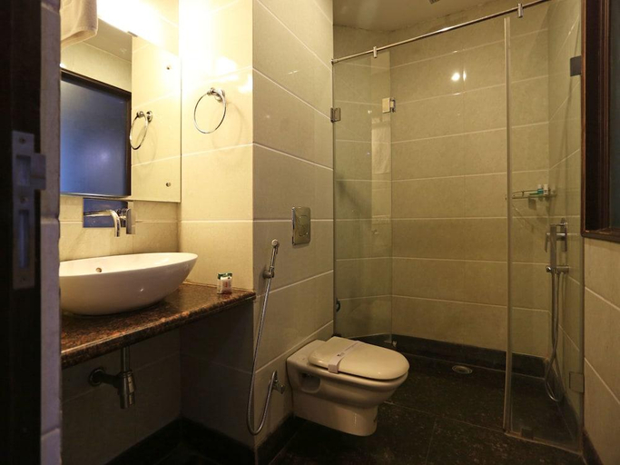 Bathroom 5, Airport Hotel Park Blue, Delhi