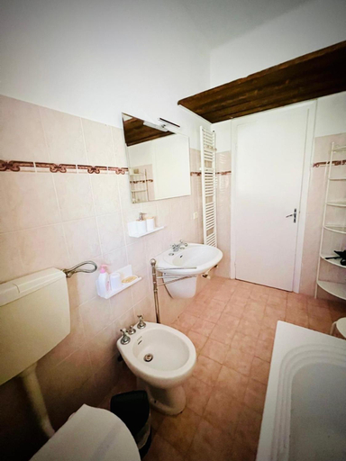 Bathroom 3, La camera a due passi dal mare, La Spezia