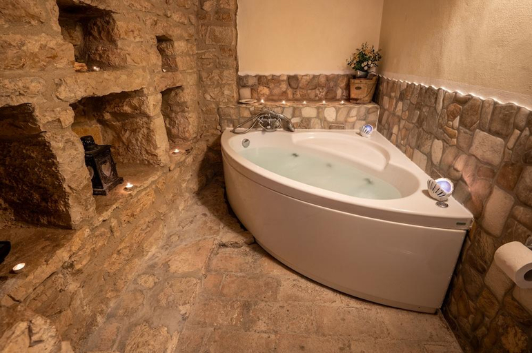 Bathroom 5, Castello Valenzino, Perugia