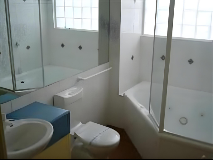 Bathroom 3, Moody's Motel, Melbourne