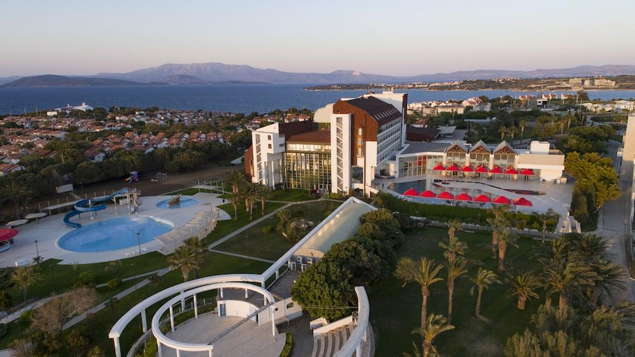 Exterior & Views