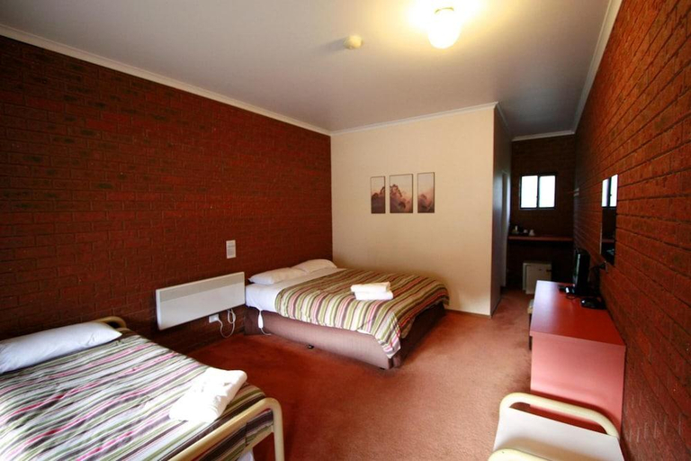 Bedroom 2, The Harrietville Snowline Hotel, Alpine - East