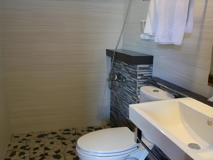 Bathroom 3, Lawaka Hotel, Tojo Una-Una