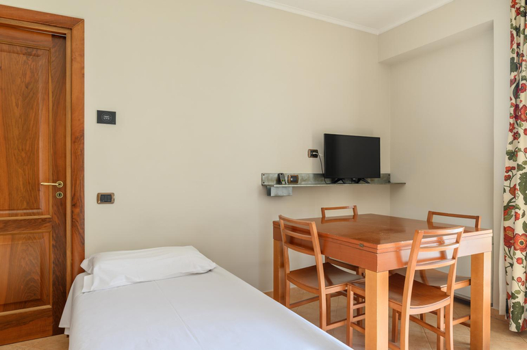 Bedroom 2, Crosti Apartments, Rome