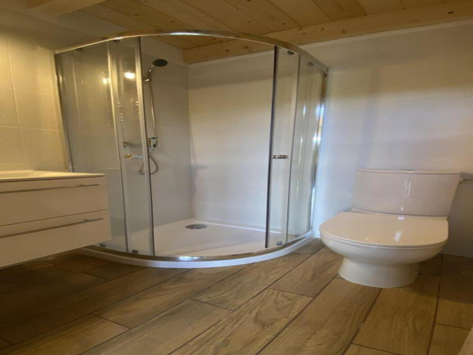 Bathroom 3, Scandinavian holiday home right by the lake, Łobez