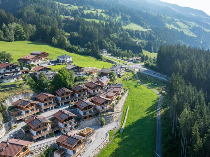 5, Austrian Alps Chalet with Ski Access, Zell am See