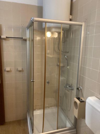 Bathroom 5, Studios Annie