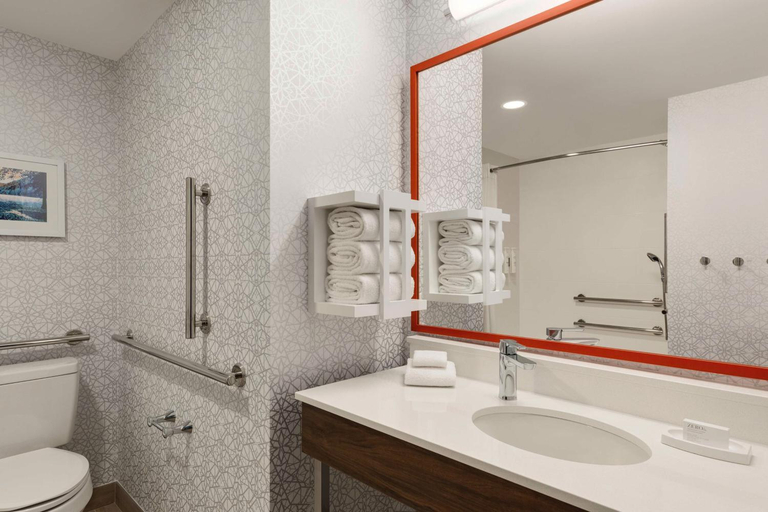Bathroom 3, Hampton Inn Waynesboro/Stuarts Draft, Augusta