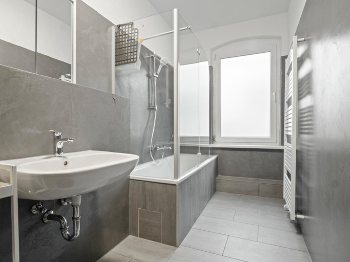 Bathroom 4, Wohnung in zentraler Lage - kostenfreie offentliche Parkplatze, Kassel