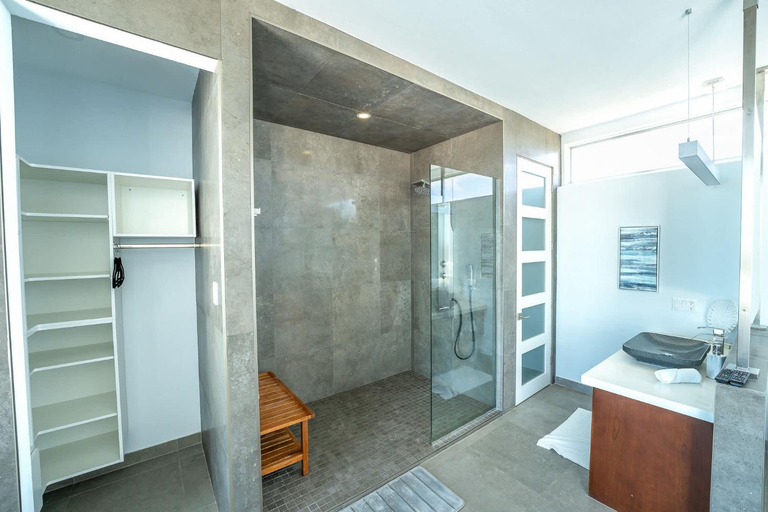 Bathroom 4, Oceanside 3 Bedroom Luxury Villa with Private Pool, 500ft from Long Bay Beach -V5