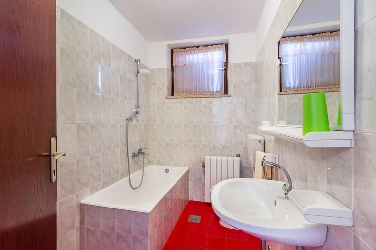 Bathroom 4, Apartments Winny, Medulin