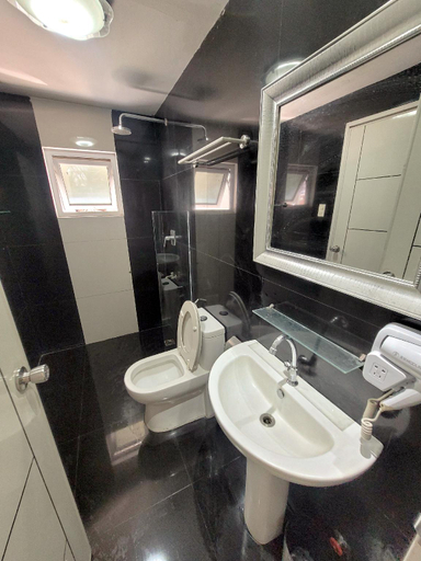 Bathroom 2, Promo! Kandy Tower Lucky Suite (2 Bedrooms), Mabalacat