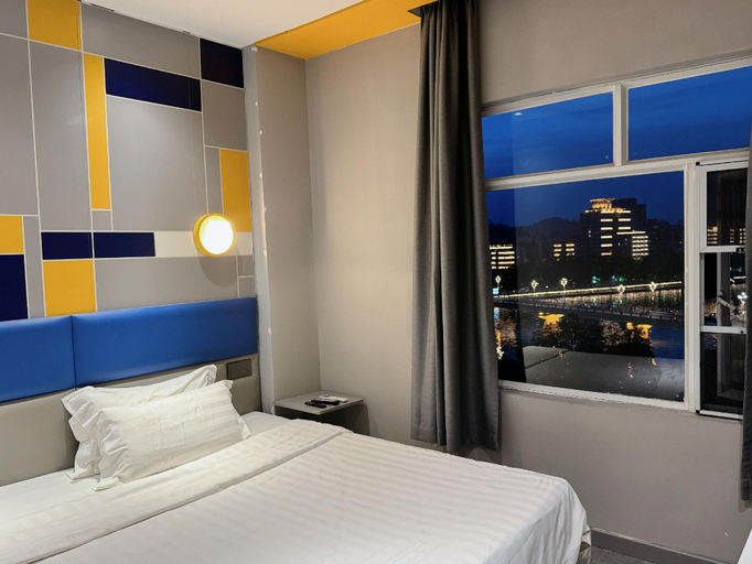 Bedroom 2, 7 Days Inn Shaoguan Zhongshan Park Pedestrian Street, Shaoguan