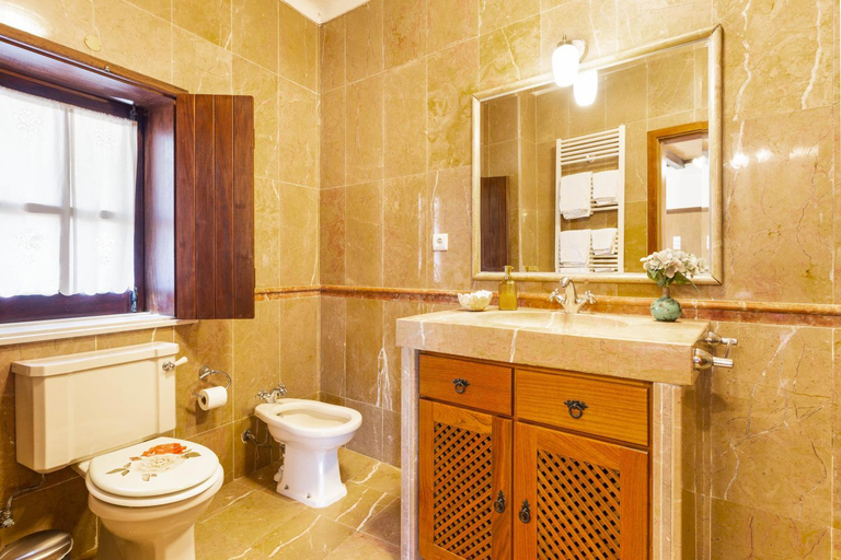 Bathroom 1, Refugio das Artes Guesthouse, Porto de Mós