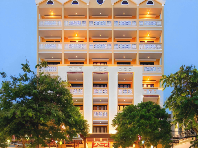 Exterior & Views