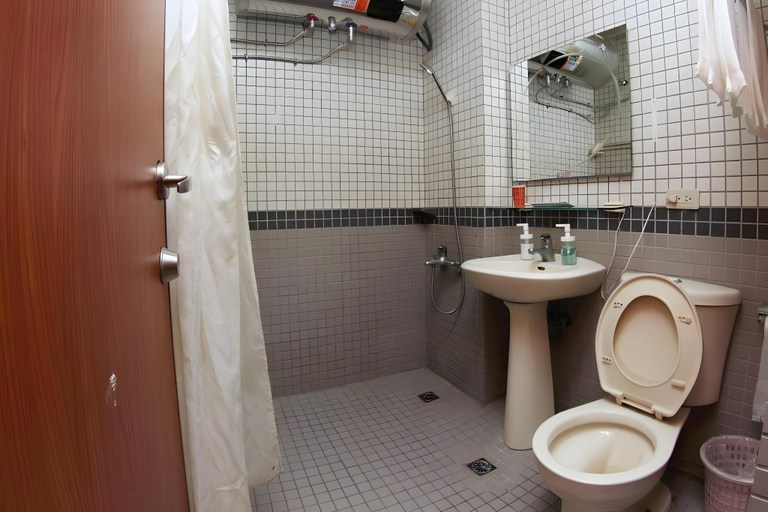 Bathroom 3, Oldharbor Hostel, Lienkiang (Matsu Islands)