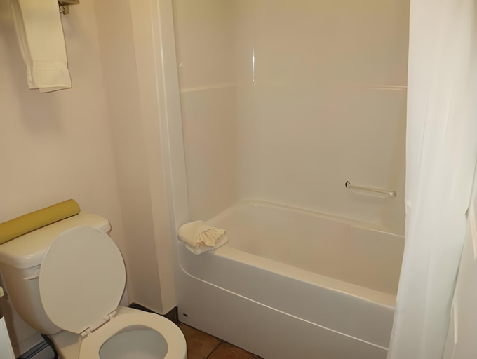 Bathroom 4, Shoreside Inn & Suites, Division No. 11