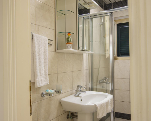 Bathroom 3, Montesan Luxury Apartments Beach Front